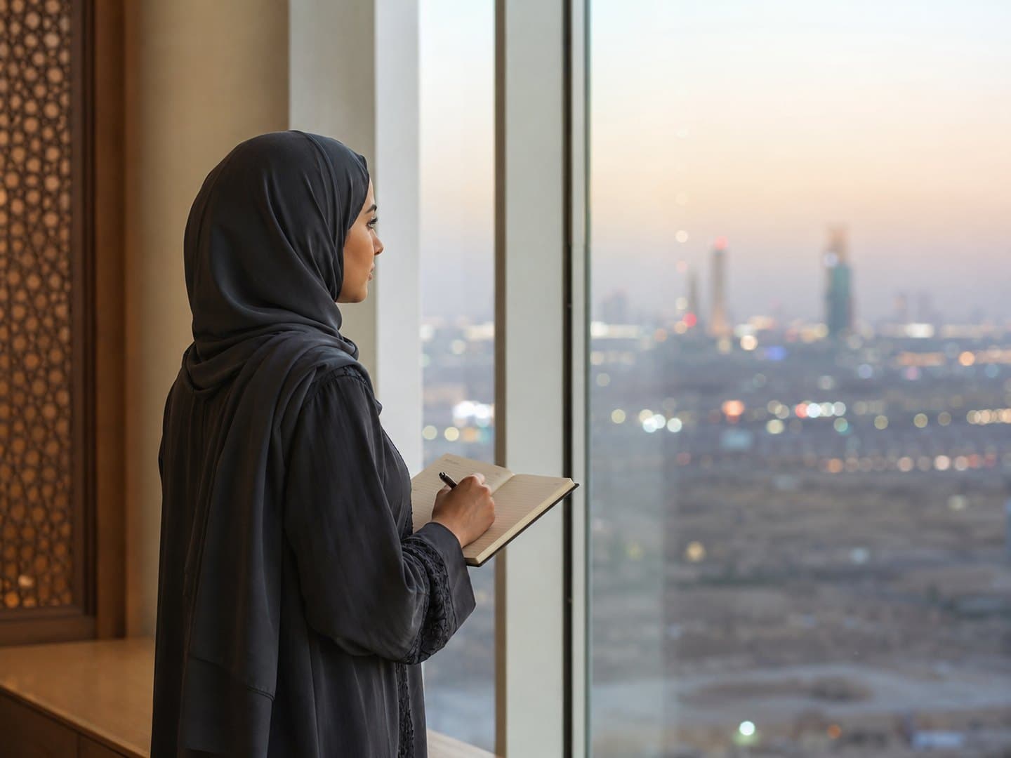 لحظة فهم بين متدربتين