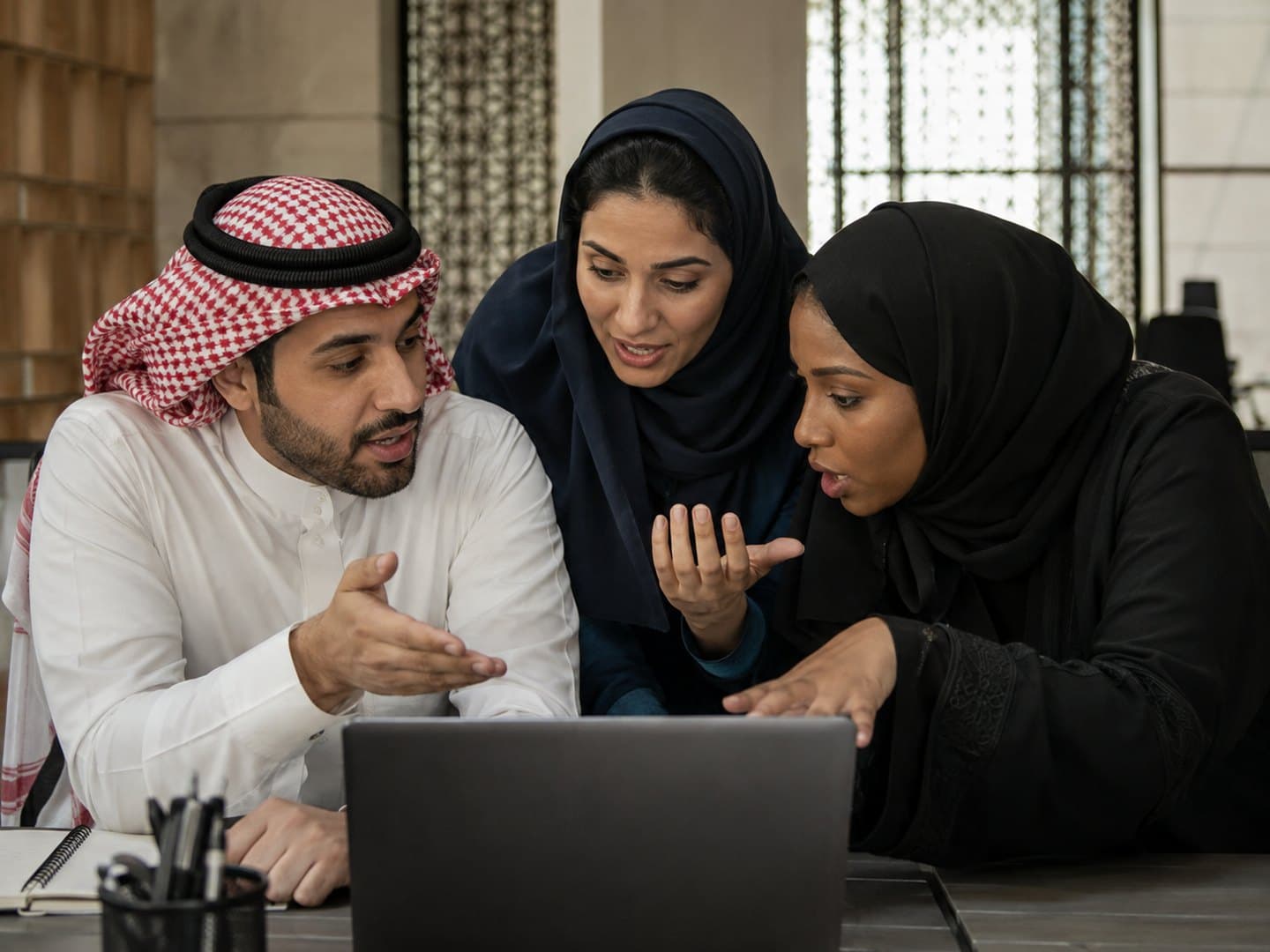 فريق يتعاون حول طاولة عمل