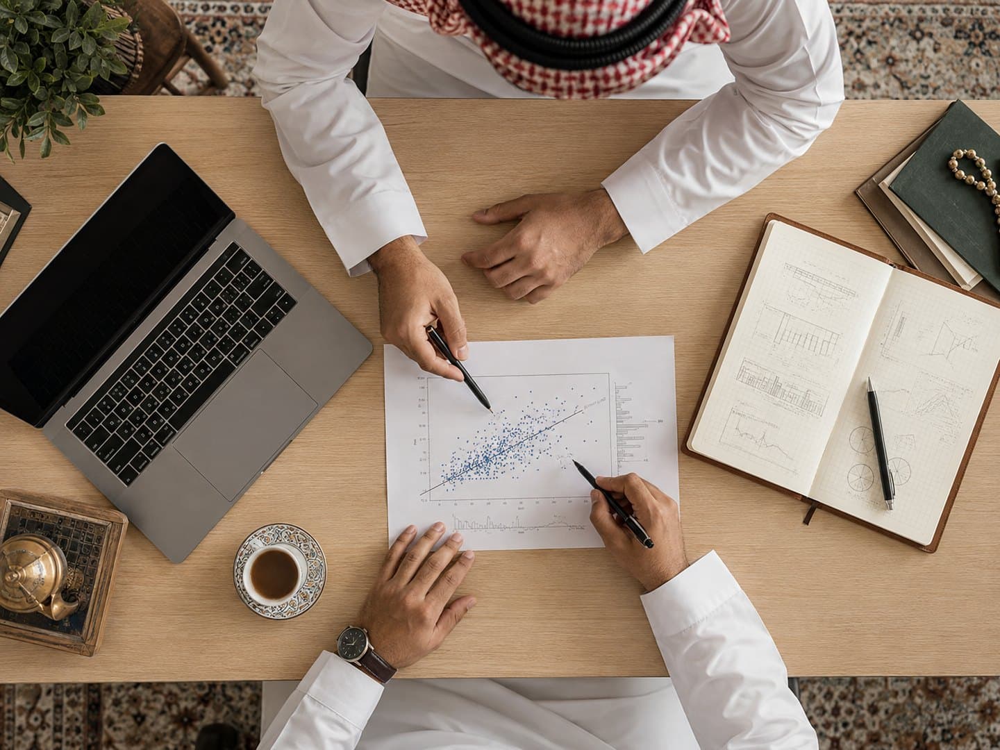 متدربان يحللان بيانات على شاشات